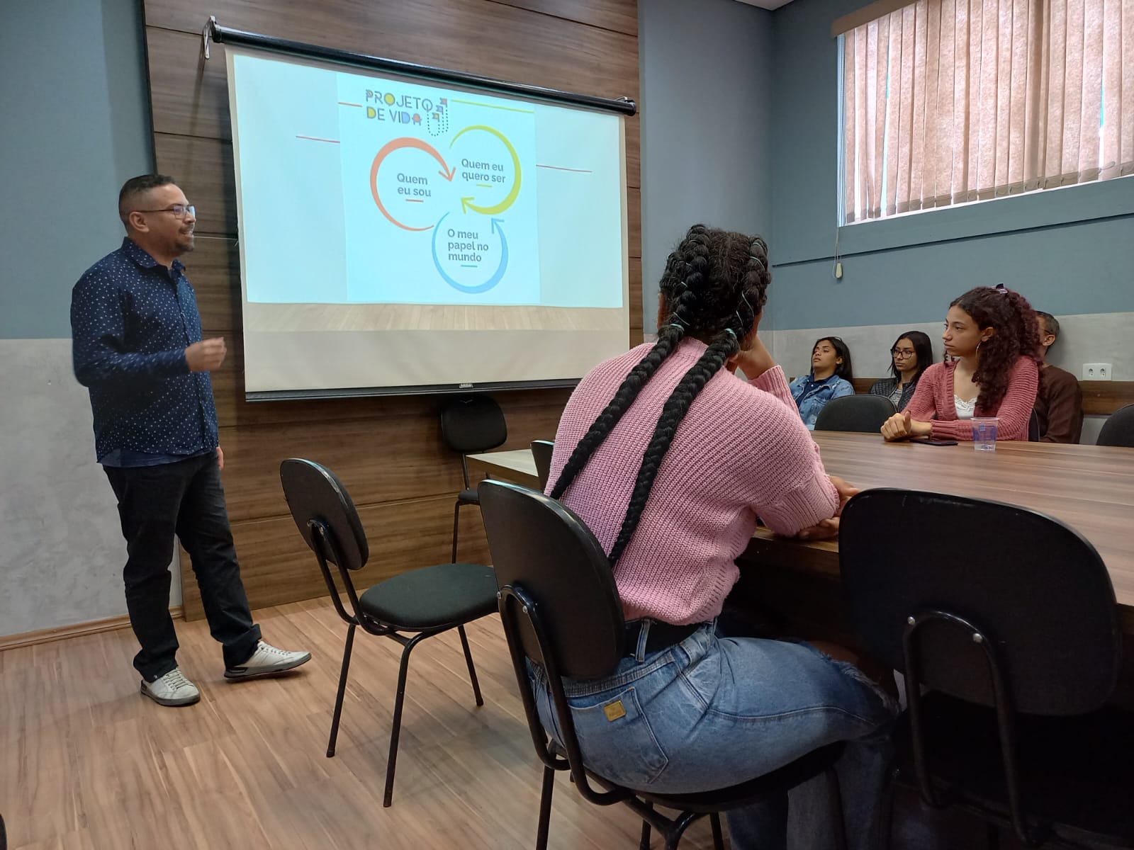 Escola do Legislativo realiza palestra abordando “Novo Ensino Médio” e mercado de trabalho